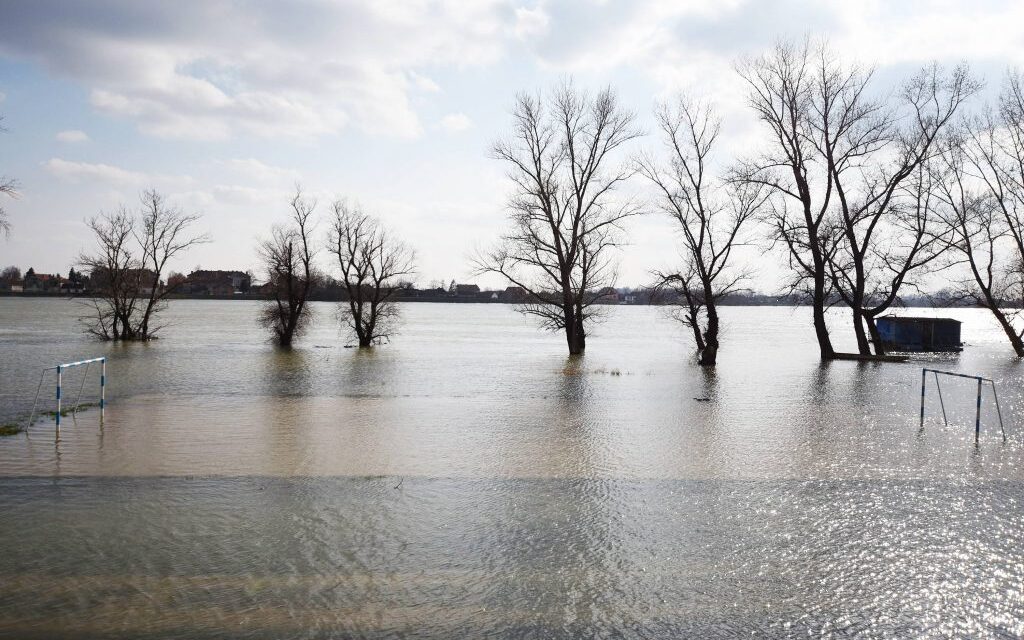 Árvizek Szerbia szerte, újabb folyók önthetnek ki a csütörtöki esőzések után