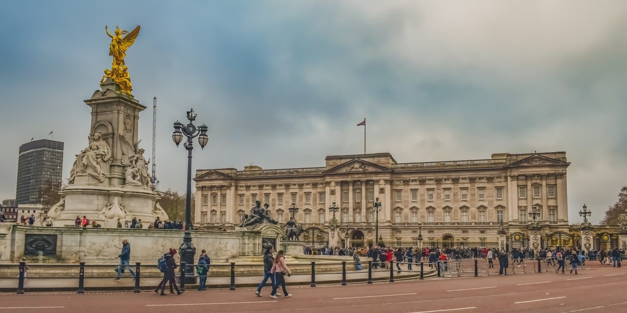 Robbantás volt a Buckingham-palotánál, egy férfit letartóztattak