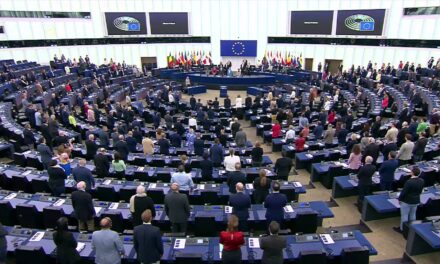 A szerbiai tömegmészárlás miatt egyperces néma csenddel indult az Európai Parlament ülése