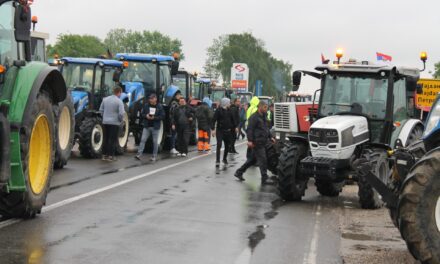 Tüntető gazdák: Nem mi zaklatjuk a polgárokat, hanem a kormány zaklat bennünket