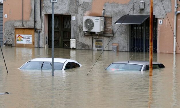 Nyolc ember meghalt, tízezer embert evakuáltak Észak-Olaszországban a súlyos áradások és földcsuszamlások miatt