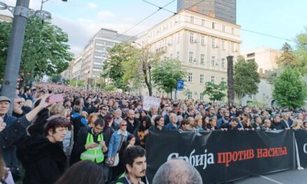 „Szerbia az erőszak ellen” – Ötvenezer ember tüntet Belgrád utcáin