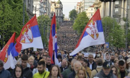 Az elmúlt 10 év legtömegesebb tüntetése zajlik Belgrádban, pártszimbólumok nélkül