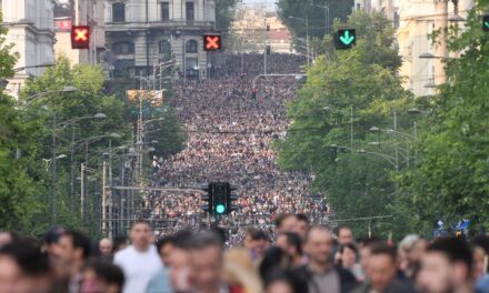 „Vučić, takarodj!” – skandálja a múltkorinál is népesebb tömeg, amelyben ott van a trónörökös is