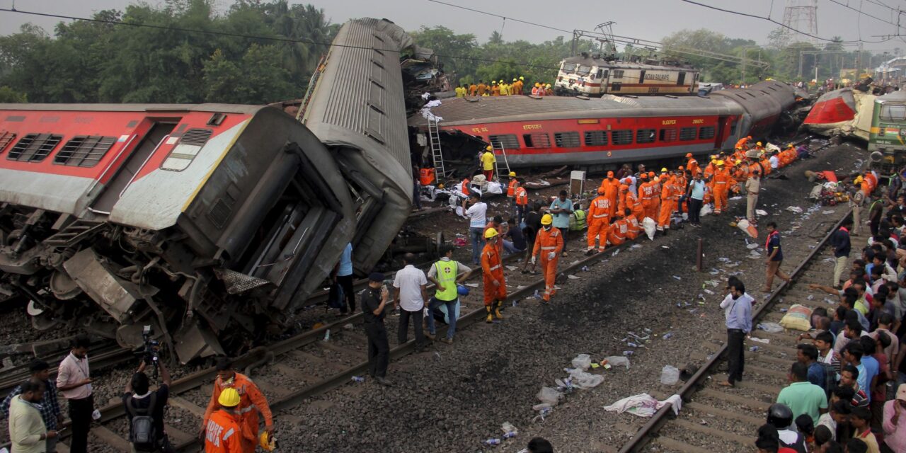 Háromszázan meghaltak egy vonatbalesetben Indiában