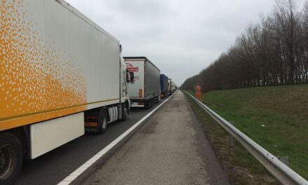 A szerb belügy figyelmeztet: A hétvégén kamionstop van Magyarországon