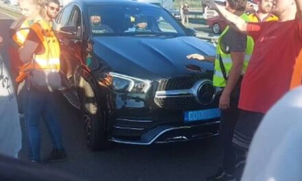 Kis híján a tüntetők közé hajtott egy magyar diplomata rendszámos autó Újvidéken