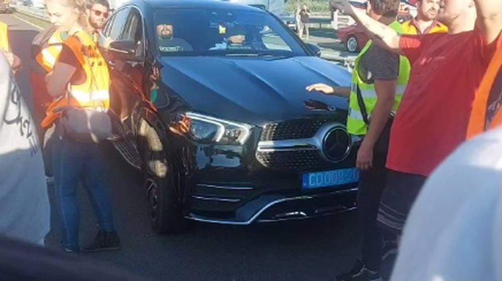 Kis híján a tüntetők közé hajtott egy magyar diplomata rendszámos autó Újvidéken
