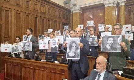 „Nem vagytok egyedül” – üzente a parlamenti ellenzék a hatalom által üldözött színművészeknek
