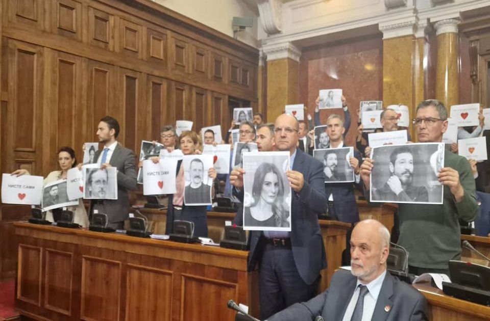 „Nem vagytok egyedül” – üzente a parlamenti ellenzék a hatalom által üldözött színművészeknek