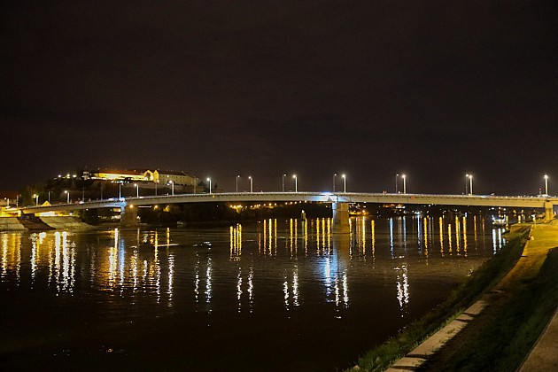 A Dunába ugrott vagy beleesett egy személy a Péterváradi hídról