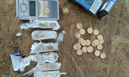 Arany pénzérméket találtak a vámosok a furgon műszerfalába rejtve