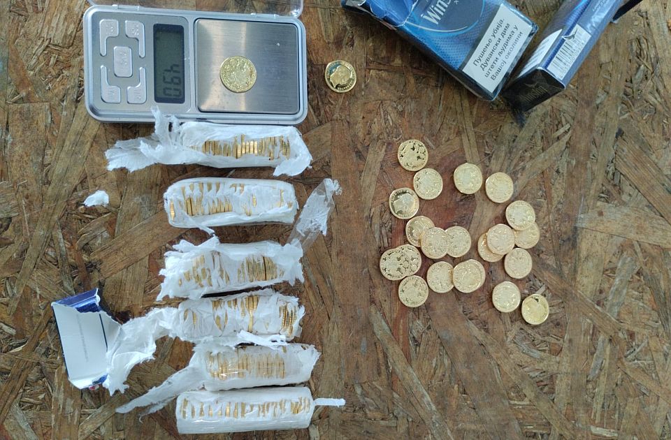 Arany pénzérméket találtak a vámosok a furgon műszerfalába rejtve