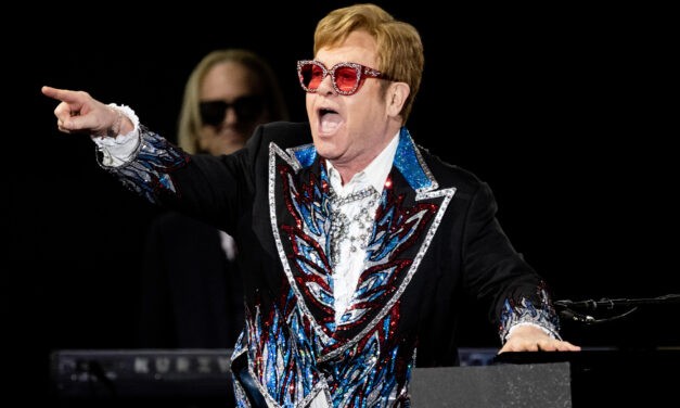 Elton John megvakult