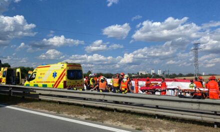 Két busz ütközött Csehországban: Egy ember meghalt, legalább hetvenen megsérültek