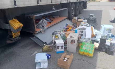 Több mint húszezer euró értékű csempészárut találtak Kelebián egy teherautóban (Fotók)