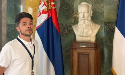 Bevezették a parlamentbe a Vučić irodája előtt éhségsztrájkoló egyetemistát
