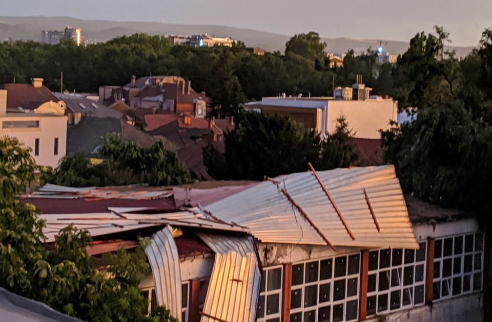 Így néz ki az újvidéki Petőfi Sándor Általános Iskola, miután a szél letépte a tetőt