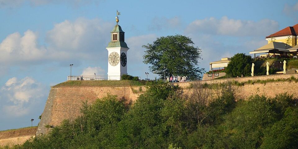 Egy kutya és gazdája is leestek a Péterváradi-vár faláról