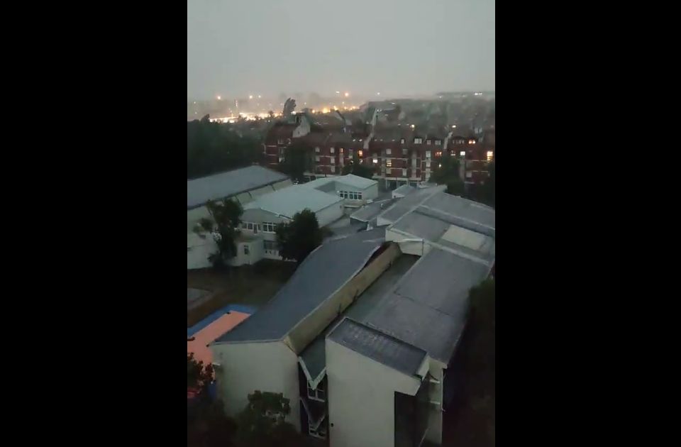 Videón, ahogy a viharos szél az Első Vajdasági Brigád iskola tetőjét tépi