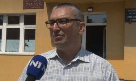 A tanárt, aki három éve megakadályozta a vérontást, kizárták a Szerb Haladó Pártból