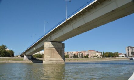 Dunába ugrott egy fiatal lány a Szivárvány hídról, de végül szerencsésen megmenekült