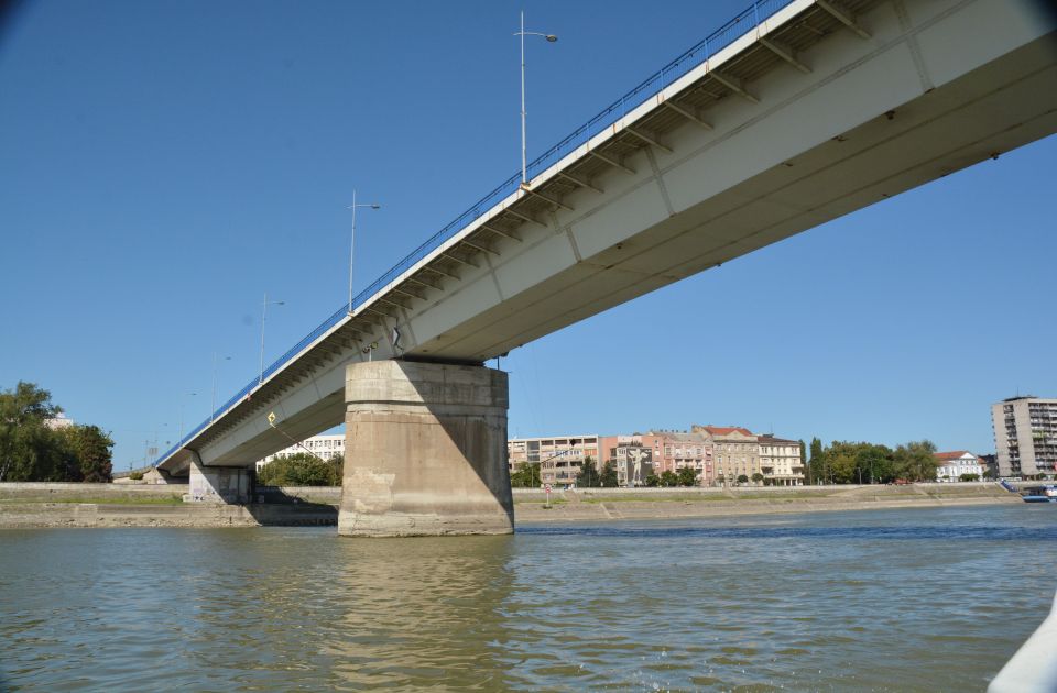 Dunába ugrott egy fiatal lány a Szivárvány hídról, de végül szerencsésen megmenekült
