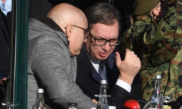 Vučić megnézi, hogy tudnak lőni a katonák az új fegyverekkel