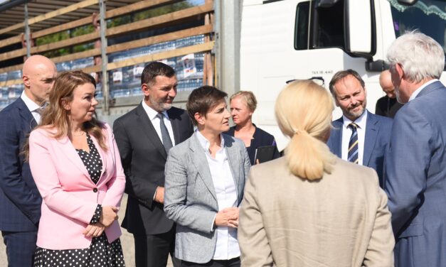 Szerbia 14 teherautóval küld segélyszállítmányt Ukrajnába