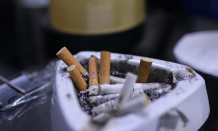 Kanadában minden szál cigarettát figyelmeztető felirattal látnak el