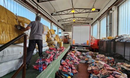 Négy tonna márkás ruházatot akart Szerbián átcsempészni a török kamion sofőrje (Fotók)