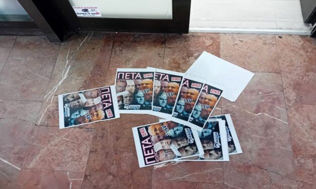 Sértő plakátokat dobtak be az NDNV bejáratához