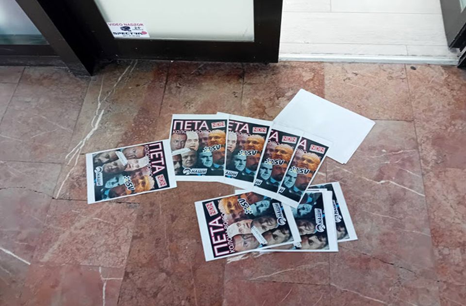 Sértő plakátokat dobtak be az NDNV bejáratához