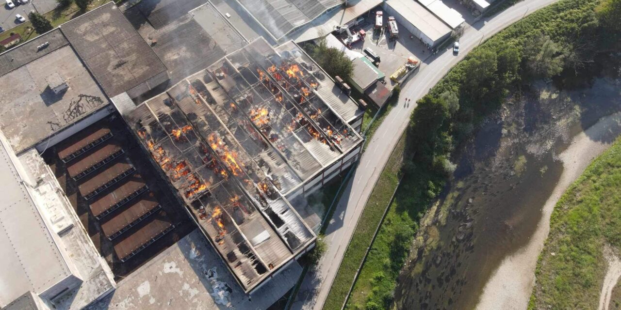 Leégett Bosznia legnagyobb papírgyára