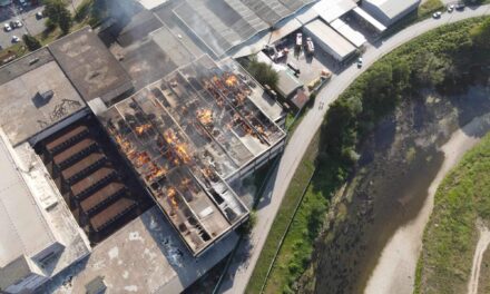 Leégett Bosznia legnagyobb papírgyára