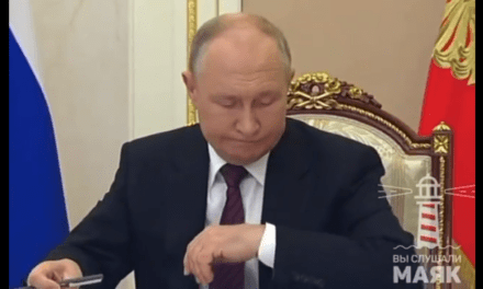 Ez Putyin, vagy a dublőre? Elfelejtette, melyik kezén van az órája (Videóval)