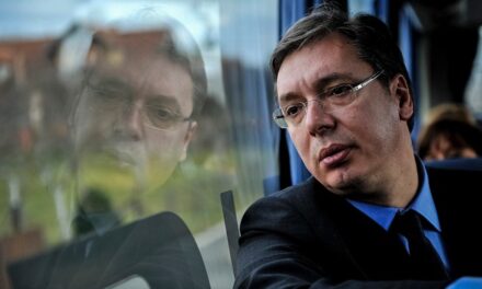 Vučićot ábrázoló gyászlapok lepték el Mladenovacot (Fotó)