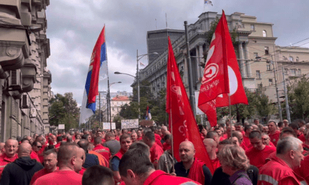 Az alacsony fizetések miatt a kormány elé mentek tüntetni a mentős sofőrök