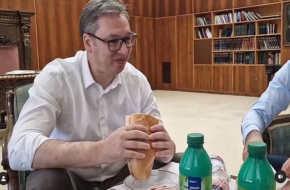 Vučić párizsit reggelizett, de nagyon kevés majonézt tett a szendvicsbe