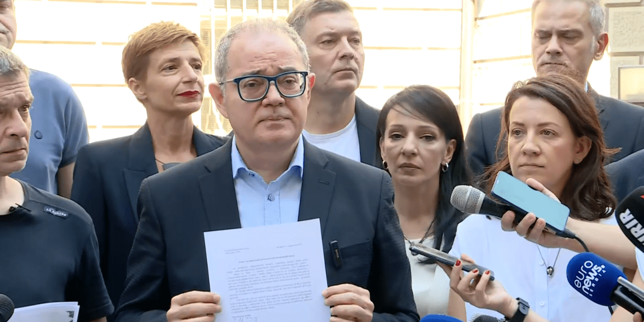 A tüntetéseket szervező pártok átadták Vučićnak a rendkívüli választások kiírására vonatkozó követelést
