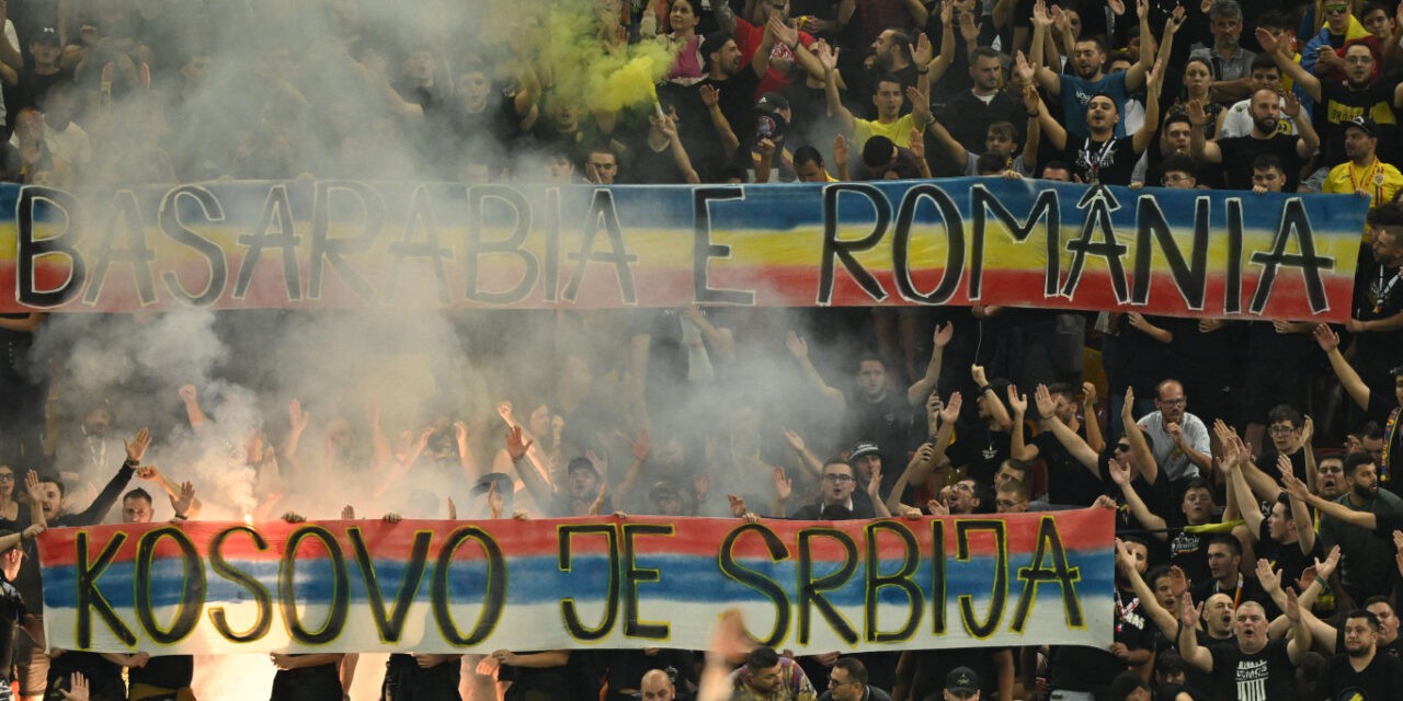 A román ultrák miatt 50 percig állt a Románia-Koszovó focimeccs