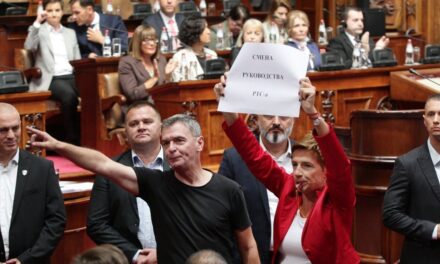 Káosz és tiltakozás közben húsz pontot fogadtak el a parlamentben