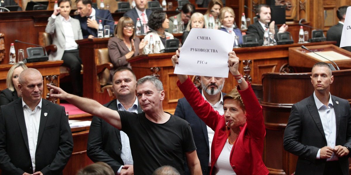 Káosz és tiltakozás közben húsz pontot fogadtak el a parlamentben