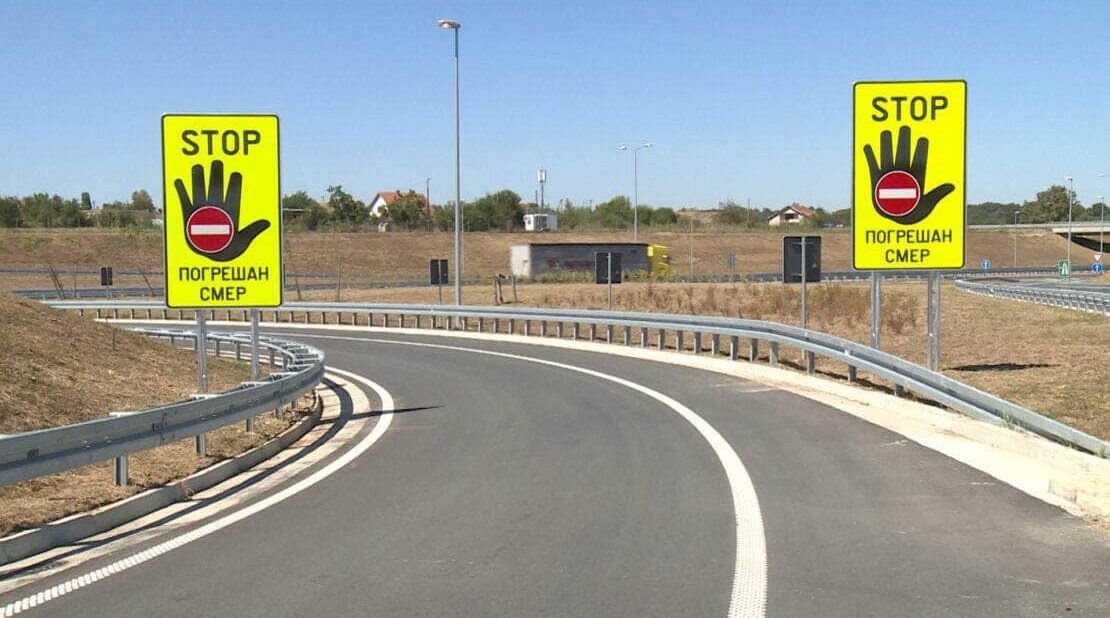 Hamarosan ilyen táblák figyelmeztetik a sofőrt, ha forgalommal szemben próbálna felhajtani az autópályára