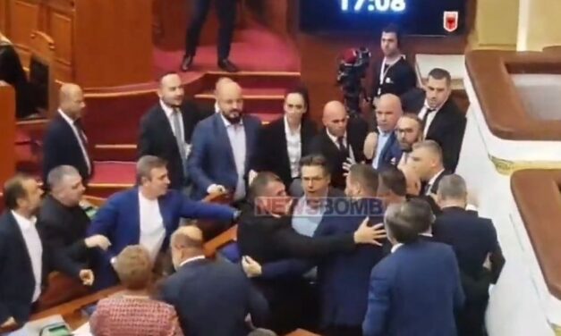 Dulakodás miatt szakadt félbe az albán parlament ülése (Videó)