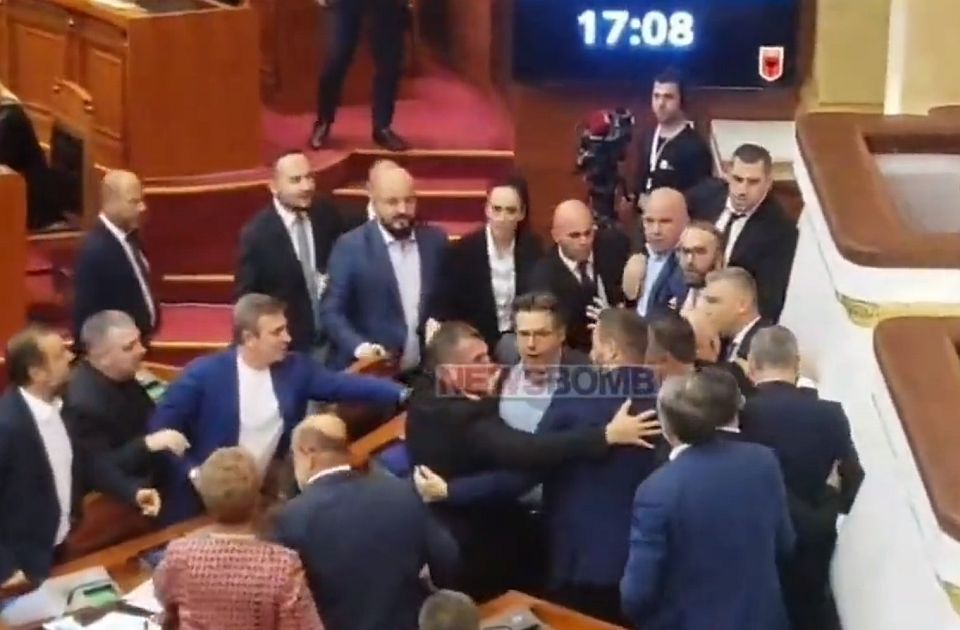 Dulakodás miatt szakadt félbe az albán parlament ülése (Videó)