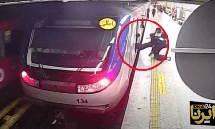 Meghalt az iráni diáklány, aki nem viselt fejkendőt a metróban