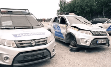 Videóban mutatta meg a magyar kormány hogyan verik szét a rendőrautókat a déli határnál