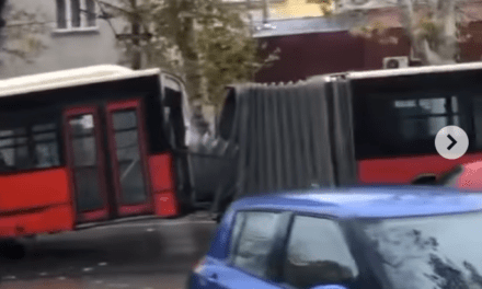 A műszaki kar előtt szakadt ketté egy csuklós busz (Videóval)