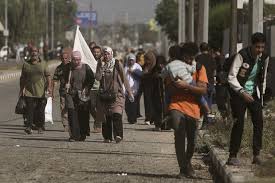 Palesztinok tömegei menekültek gyalog Gáza északi részéből